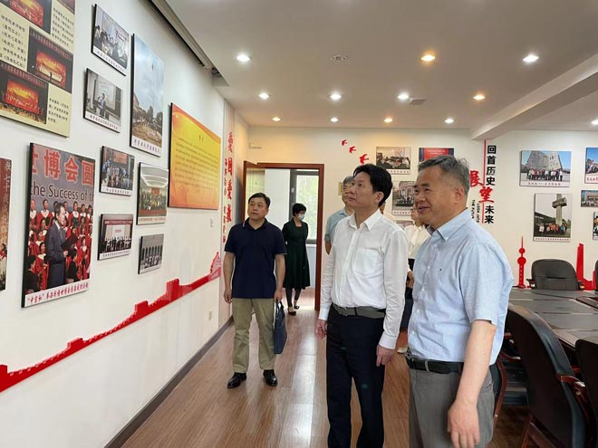 �Ϻ������ھ��쵼�߷û�����ѧԺ